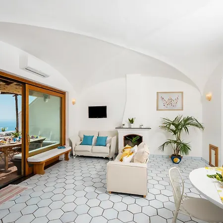 Flower Power - For 6 Guests With Parking, Terrace And Seaview - 2 Bathrooms And 3 Bedrooms Appartamento