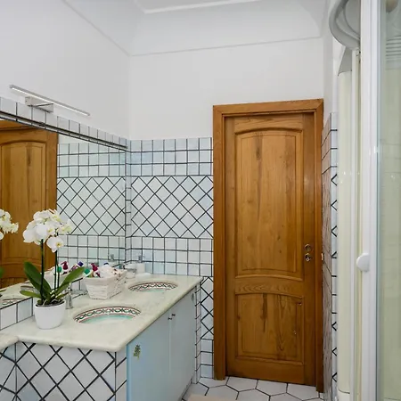Flower Power - For 6 Guests With Parking, Terrace And Seaview - 2 Bathrooms And 3 Bedrooms Appartamento