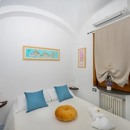 Flower Power - For 6 Guests With Parking, Terrace And Seaview - 2 Bathrooms And 3 Bedrooms Appartamento *